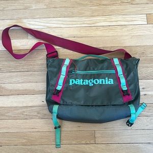 Patagonia Black Hole messenger bag